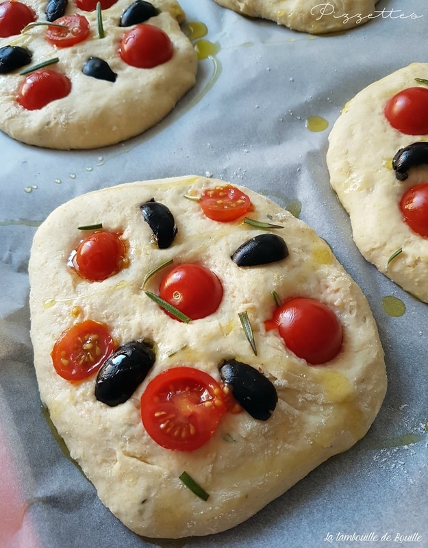 pizzette-tomates-cerises-olives-noires
