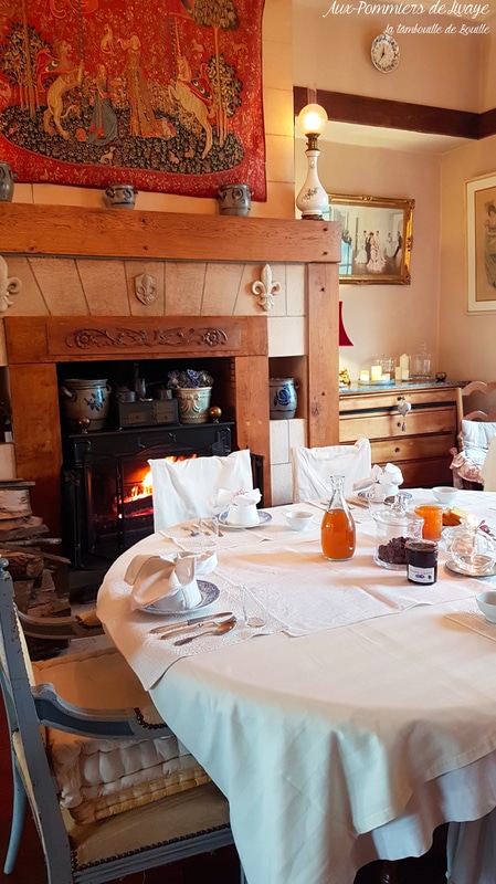 cheminée-repas-chambre-hôte-normandie