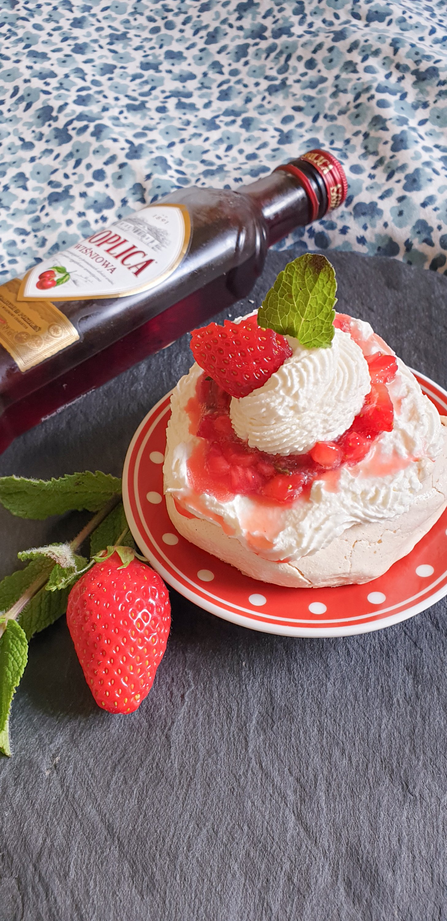 Pavlova fraise, menthe et vodka soplica cerise
