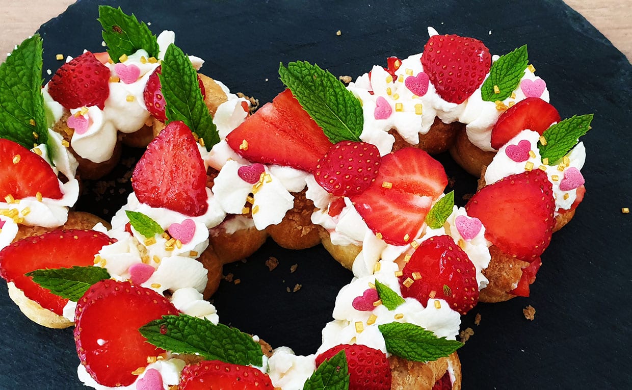 Couronnes Gourmandes En Forme De Tete De Minnie De Choux Chantilly Et De Fraises La Tambouille De Bouille