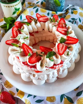 [Pavlova, mon Amour]

Je crois qu'il est inutile de vous rappeler à quel point j'apprécie la pavlova... 🫣
C'est une vraie passion pour moi 😅
De plus, les fraises sont de retour. Alors, il était inévitable de marier la pavlova avec l'un de mes fruits préférés 🍓

Ce soir nous avons un repas en famille alors forcément j'avais envie de faire le dessert! 
La pavlova on est d'accord que ça passe tout seul non?
Avec une chantilly bien vanillé! 
Sous la chantilly j'ai mis des fraises en morceaux qui ont mariné dans un peu de citron vert.

Ça finira bien le repas.
Et étonnamment je ne trouve pas ce dessert trop sucré! 
Vous avez déjà fait de la pavlova? 

Laquelle est votre préférée? Je dois avouer que mon coeur balance entre fraise et mangue 🤪

Bon week-end à vous 🤩

Maintenant le plus dur va être d'attendre ce soir 🤪 (et oui j'ai pas réussi a bien essuyer le milieu avec du jus de fraise 🍓 je ne suis pas parfaite 🥹)

#food #foodie #instafood #foodstagram #picoftheday📷#cuisine #pavlova #gourmand #patisserie #pastry #faitmaison #yummy #miam #miammiam #passionfood#foodlover