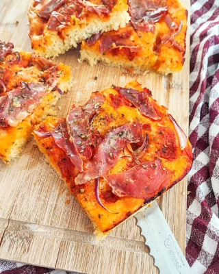 [Foccacia] 

Avec ce soleil l'envie de foccacia s'est fait sentir 🤣
Alors certes, il y a du soleil (parfois) mais aussi du vent (beaucoup) donc ce soir la foccacia se sera dans la maison 🤣
Mais quand même, une belle foccacia avec une salade on va se régaler!! 
J'ai fait avec ce que j'avais sous la main, de la sauce tomate (nos bocaux maison), un peu d'oignon rouge, du jambon sec et de l'origan séché.

Ça va avoir un goût de soirée d'été 🤩
Ça vous tente? 

#food #instafood #foodstagram #foodie #yummy #faitmaison #foccacia #cuisine #cuisinemaison