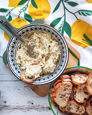 [Tartinade de poulet express]

Et voici donc la seconde tartinade! Je l'ai réalisé avec des restes de poulet rôti, mariné dans la sauce @huilecauvin citron/yuzu (que je vais racheter ainsi que les autres saveurs que j'aimerai découvrir) reçue dans la @degustabox_fr 

J'ai ensuite ajouté un peu d'oignons rouge ciselés, crème fraîche, fromage frais, poivre, un peu de sel et ciboulette ciselée.
C'était un bonheur! 

Vraiment j'adore les tartinades de ce style, on peut faire plein de variantes. Je les ai servis avec des tranches de baguettes grillées au four mais on peut aussi couper des bâtonnets de carottes par exemple.
Je vois très bien cette tartinade dans un bagel pour un pique-nique! 

L'huile citron/yuzu est délicieuse, que se soit en marinade ou en salade! Je ferais bien un carpaccio de poisson avec cet assaisonnement 🤩

Ça vous tente? Quelle tartinade vous aurez le plus tenté, sardines ou poulet? 
Ici la sardine a été très appréciée, moi j'ai préféré poulet 🤣

D'autres idées apéro ça vous tente? 

* Box offerte * 

#food #foodie #foodstagram #instafood #apero #aperotime #tartinade #poulet #chichen #degustabox #unboxing #cauvin #marinade #recette #recettefacilerapide #recettefacile #recetteexpress