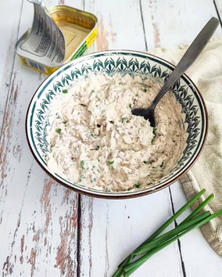 [Tartinade apéro 🐟]

Aujourd'hui une recette de tartinade à la sardine à l'huile d'olive @sardinerie_parmentier reçue dans la dernière @degustabox_fr 
Pour réaliser cette recette qui peut aussi bien être servie à l'apéro que dans des sandwichs pour un pique-nique par exemple, on rajoute de la salade, des pickles d'oignons et de carottes (et concombres en saison).

En plus c'est très rapide à préparer! 
J'avais une autre boîte de ces mêmes sardines à l'huile (David est un fan de sardines 🫣) j'ai donc égoutté les sardines, je les ai réduite en purée à l'aide d'une fourchette.
J'ai ciselé une petite échalote que j'ai ajouté, du fromage frais, de la crème fraîche (juste un peu) du poivre et de la ciboulette ciselée.

Et voilà une tartinade de sardines express, délicieuse! 
Il n'est pas rare d'en avoir une boîte dans le placard, idéale pour préparer un apéro imprévu! 
J'ai réalisé une autre tartinade à l'aide d'un des autres produits de la box.
A votre avis j'ai utilisé quoi? 

En slide 2 je vous laisse chercher ☺️ Dites moi en commentairess 😉

A très vite 

* Box offerte * 

#food #foodie #foodstagram #instafood #aperotime #apero #sardines #degustabox #unboxing