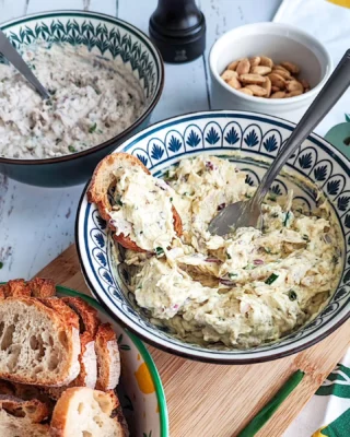 [Apéro]

Vous avez vu passer ces 2 tartinades cette semaine, l'une réalisée avec des sardines en boîte et l'autre avec du poulet rôti.
Les 2 recettes sont très faciles à réaliser, idéal pour un apéro imprévu! 
Comme je le dis souvent on peut les servir a l'apéro avec du pain, des gressins, des blinis ou des bâtonnets de légumes mais on peut aussi se servir de ces tartinades pour garnir des sandwichs.

J'ai mis les 2 recettes sur le blog, je vais mettre le lien en storie! 
J'espère que ça vous donnera envie d'un apéro festif! 

En tout cas ici on s'est régalés! 
Je faisais déjà des tartinades express de ce type et vraiment a chaque fois c'est bonheur! 

Bon week-end de Pâques! 
La rentrée ici arrive, c'est mardi! 
On arrive sur la fin d'année déjà , c'est dingue!

Ces 2 recettes ont été réalisés avec des produits de la @degustabox_fr d'avril, l'huile @huilecauvin citron/yuzu et les sardines @sardinerie_parmentier

* Box offerte *

#food #foodie #instafood #foodstagram #tartinade #dips #sardine #poulet #apero #aperotime #yummy #faitmaison