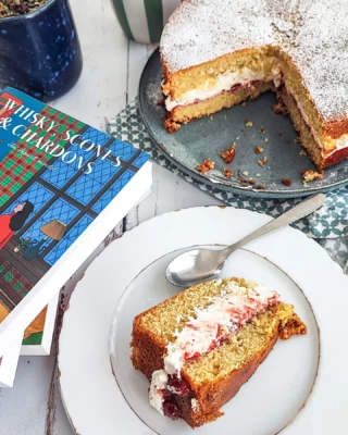 [Tea time] 

Aujourd'hui j'avais envie d'un gâteau un peu particulier, je suis en train de relire "Whisky, scones et chardons" de Fiona Scotti Peter @cottagehomeeditions alors j'avais envie de me poser à une table du Tea, Books & Jones avec un livre, un thé et une gourmandise! 
Je me remet dans l'ambiance pour la sortie du tome 5 le 2 mai si je ne dis pas de bêtises! 

Alors hop,direct projeté dans mon salon de thé du bonheur avec un Victoria Sponge Cake avec confiture de fraises et chantilly.
J'avais peur que se soit lourd mais il n'en ait rien! 
Un vrai délice! 
Alice est sous le charme, elle en a pris 2 parts! 
Louis s'est régalé et moi aussi 🤣
(monsieur roupille encore donc vous n'aurez pas son avis ici 🤣)

Ici c'était un week-end détente, hier soir une petite soirée avec mes parents autour d'une plancha poissons, ce midi un barbecue pour nous 4, une sieste, de la lecture, les loulous qui jouent dehors...
Comme un air de printemps, ça fait du bien! 
Et du linge dehors 😍
Demain je fais mes draps car j'adore l'odeur des draps frais séchés au soleil 😍

Seule ombre au tableau... Le pollen 🤣 mais c'est le jeu! 

Et vous votre week-end ? 

#food #foodie #foodstagram #instafood #cake #spongecake #victoriaspongecake🍰 #faitmaison #gourmand #gouter #teatime #teabookpastry #pastry #patisserie #lecture #booksta #bookstagram